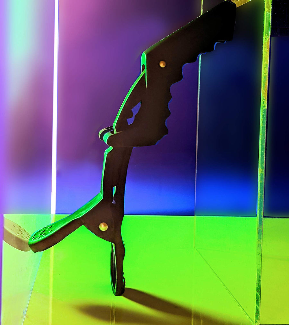 Colortrak ergonomic thumb-grip photo showing comfortable handling during styling