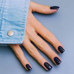 COSMOO close-up of lacquer sheen highlighting reflective gloss benefit
