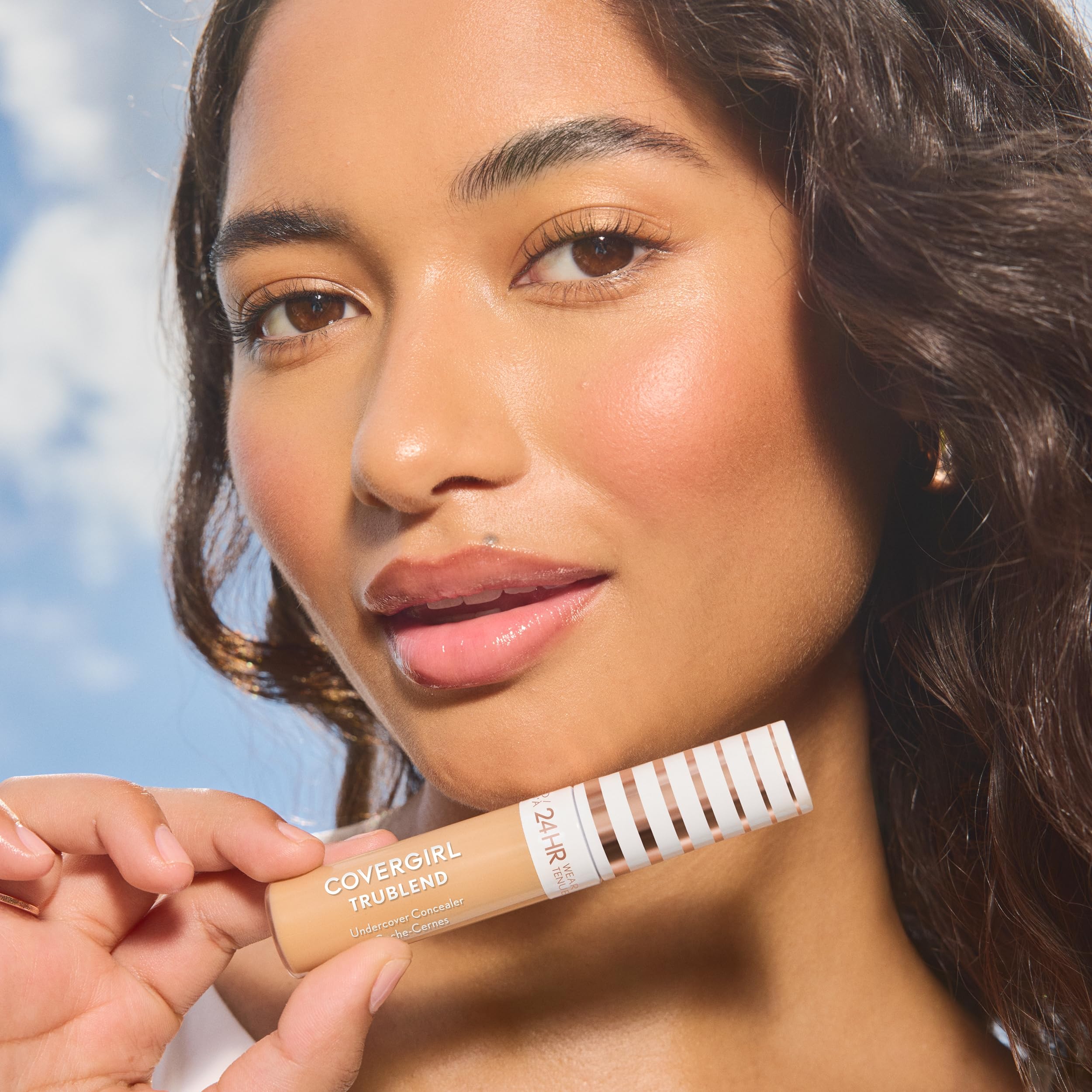 COVERGIRL in a makeup bag lifestyle scene for everyday use benefit