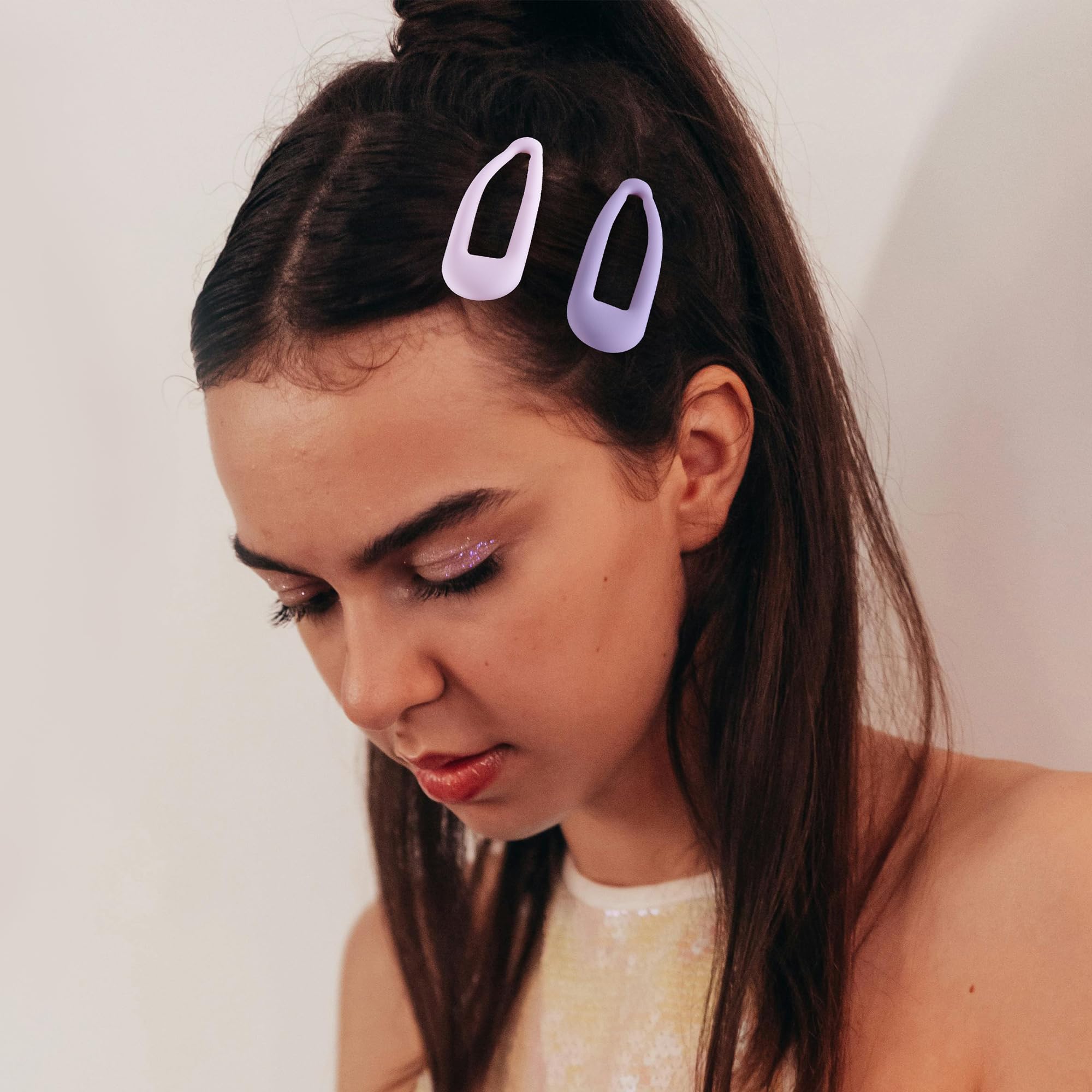 Cptots clip securing bangs in place, keeps thin hair neatly styled