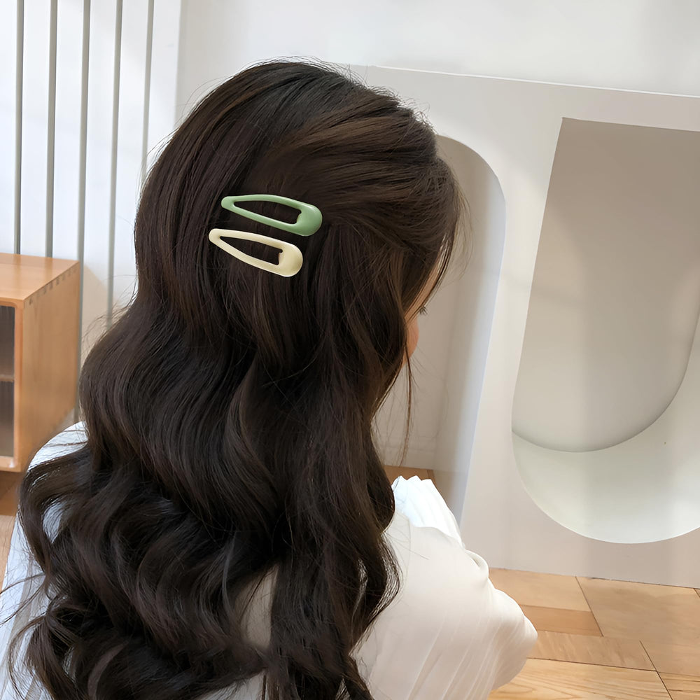 Cptots worn in hair demonstrating hold and polished styling finish