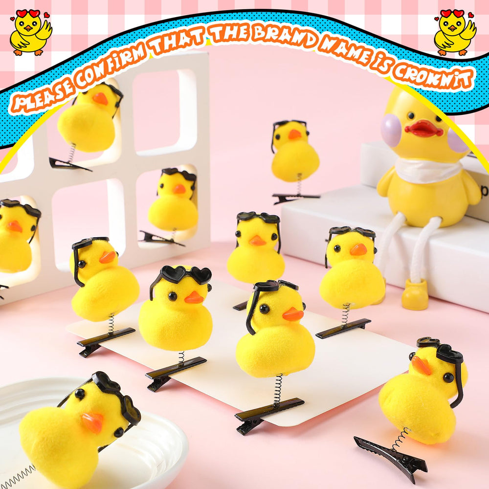Croknit duck clip next to ruler showing 4 cm size for versatile wear