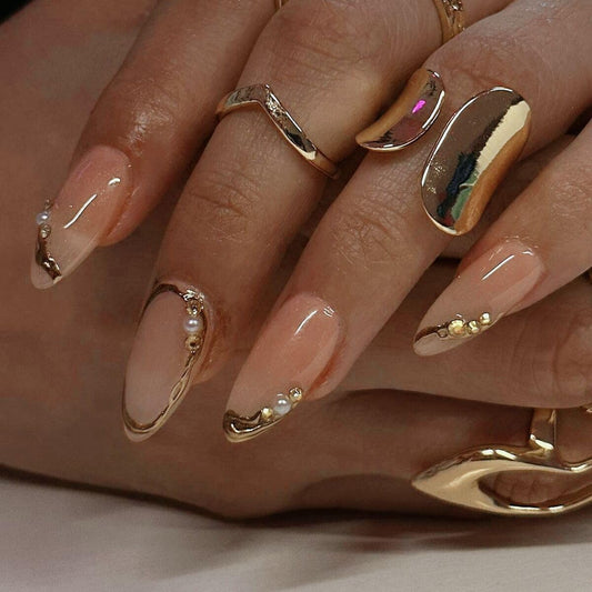 CTTHNBD close-up of gold line detail highlighting refined metallic accent for elegance