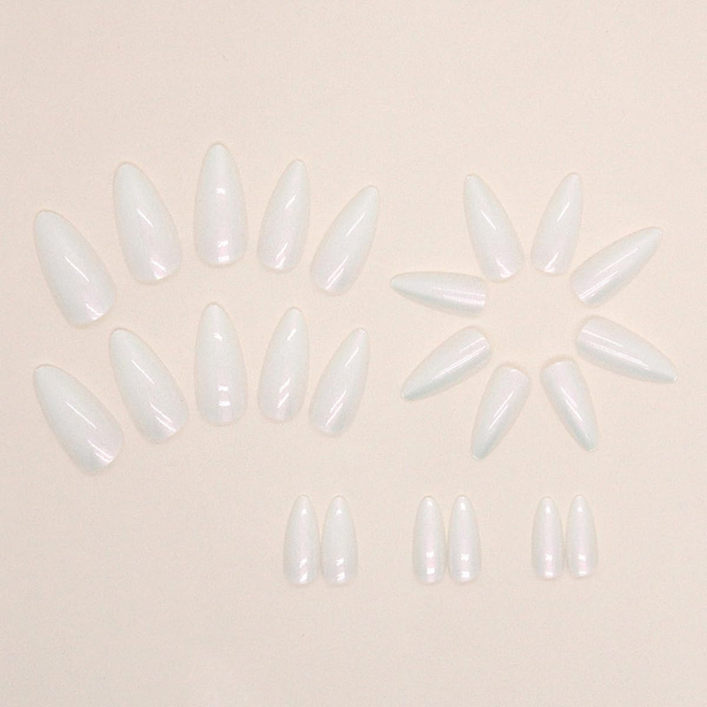 CTTHNBD nails on hand demonstrating wearable medium almond shape