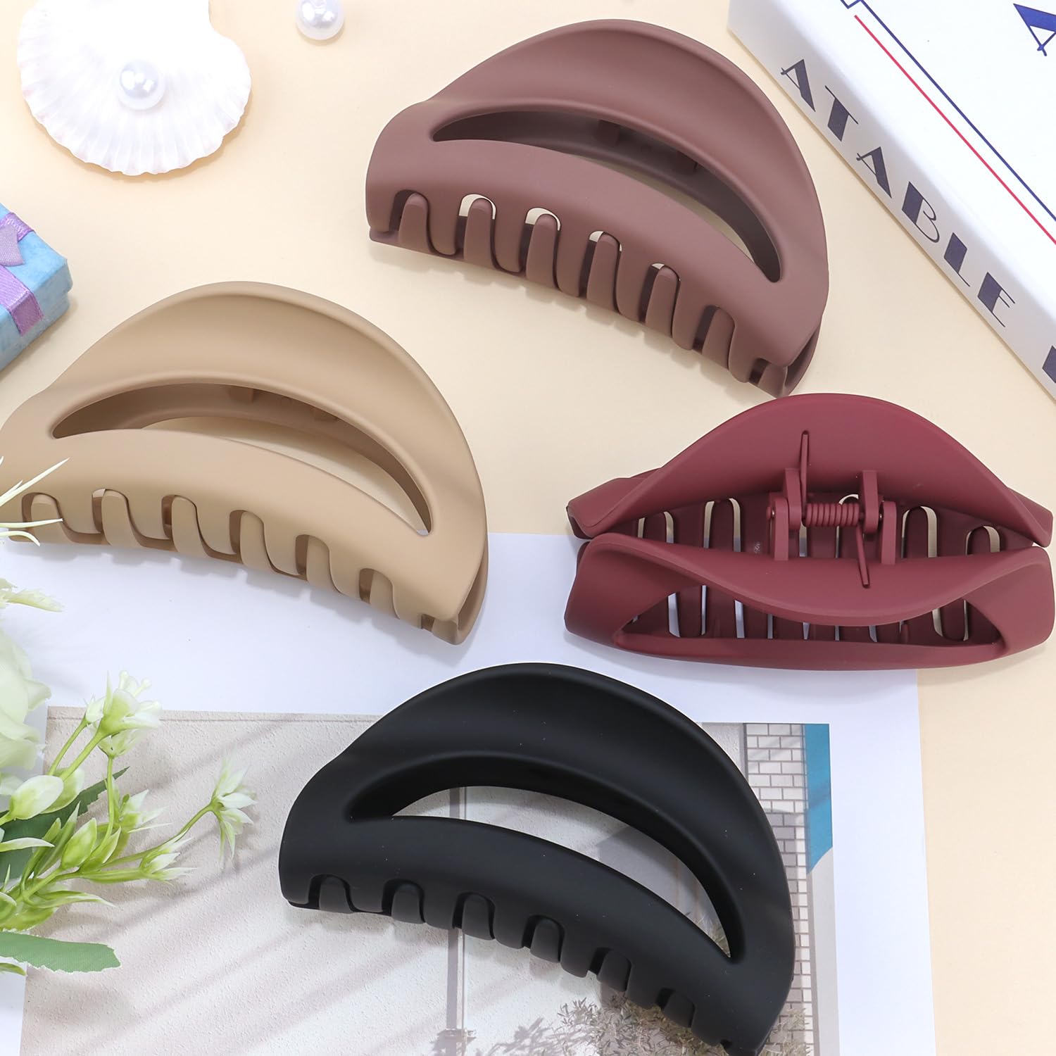 CUBACO flatlay with packaging and clips, ideal gift-ready practical benefit