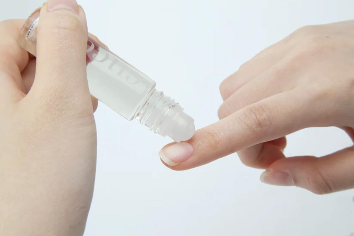 Cuccio oil drop texture close-up showing fast absorption benefit