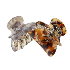 Cuizhiyu lifestyle image of woman wearing clip adding decorative accent