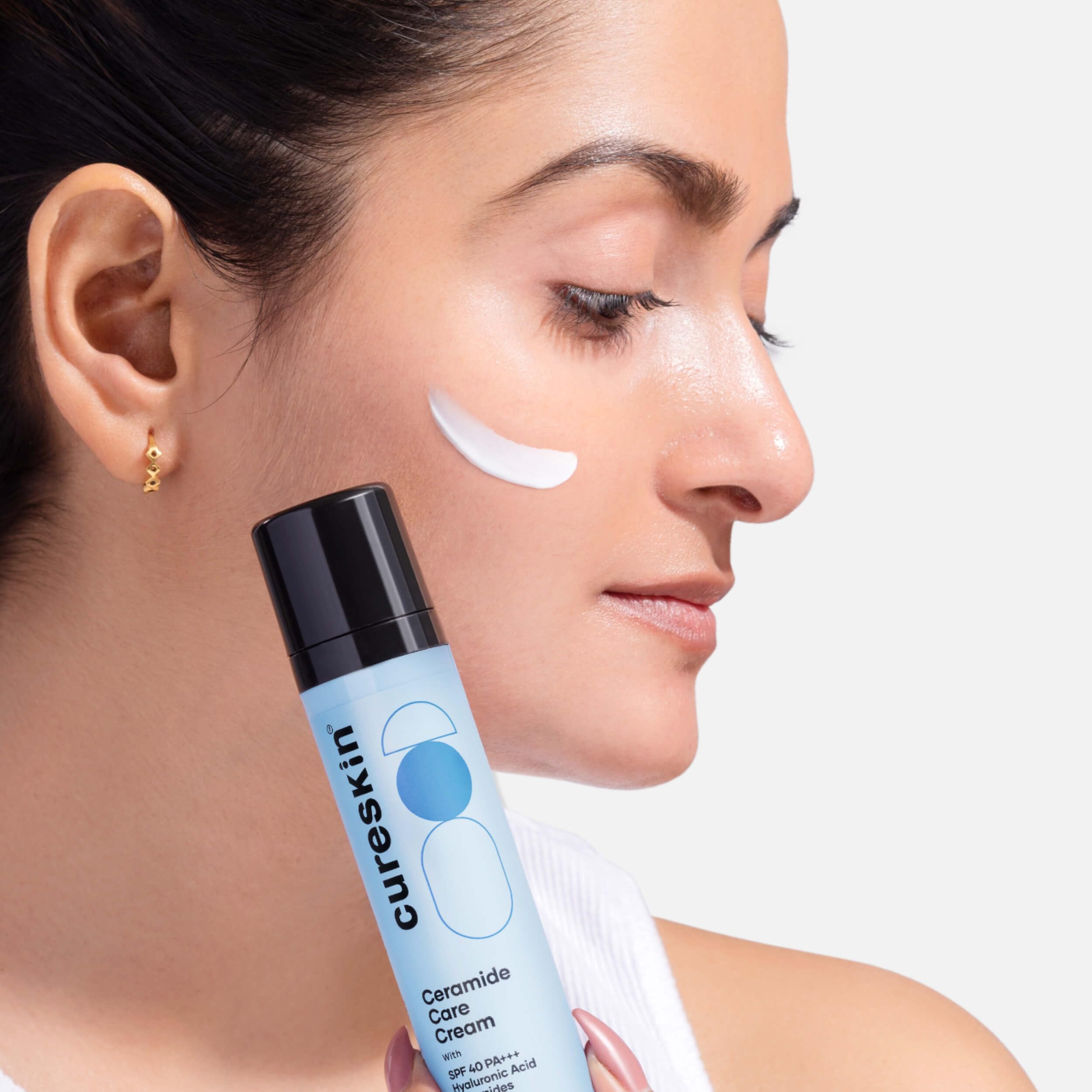 Cureskin pump dispensing product demonstrating easy, measured application