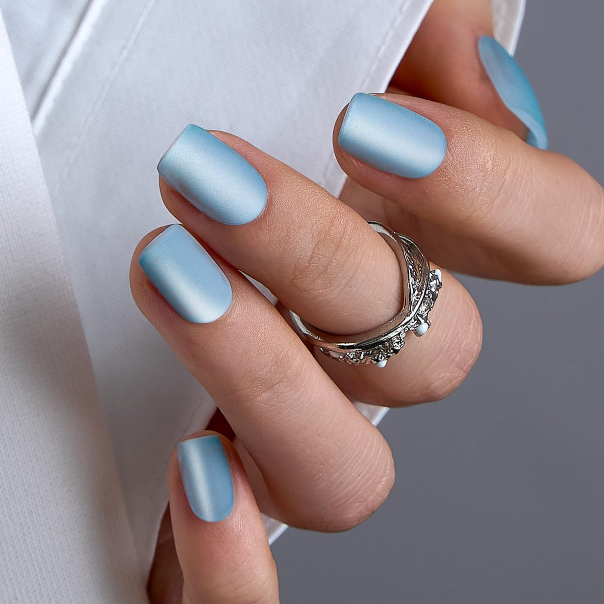 CurvLife front packaging showing matte blue cat-eye nails and kit contents for quick salons at home