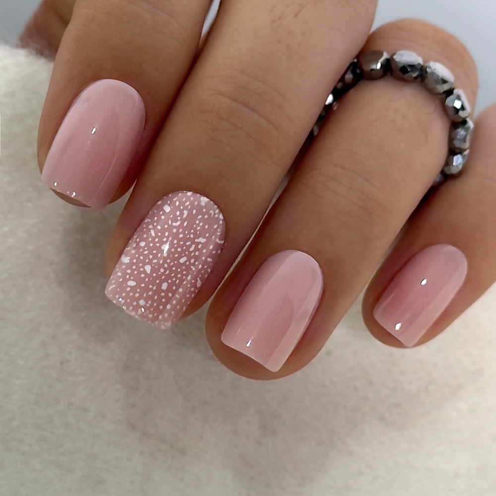 Curvlife front packaging showing 15 short square pink nails and accessories for quick application