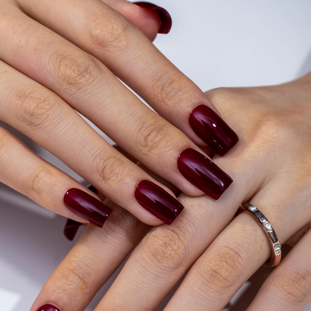 CurvLife lifestyle shot of finished nails at a social event enhancing style