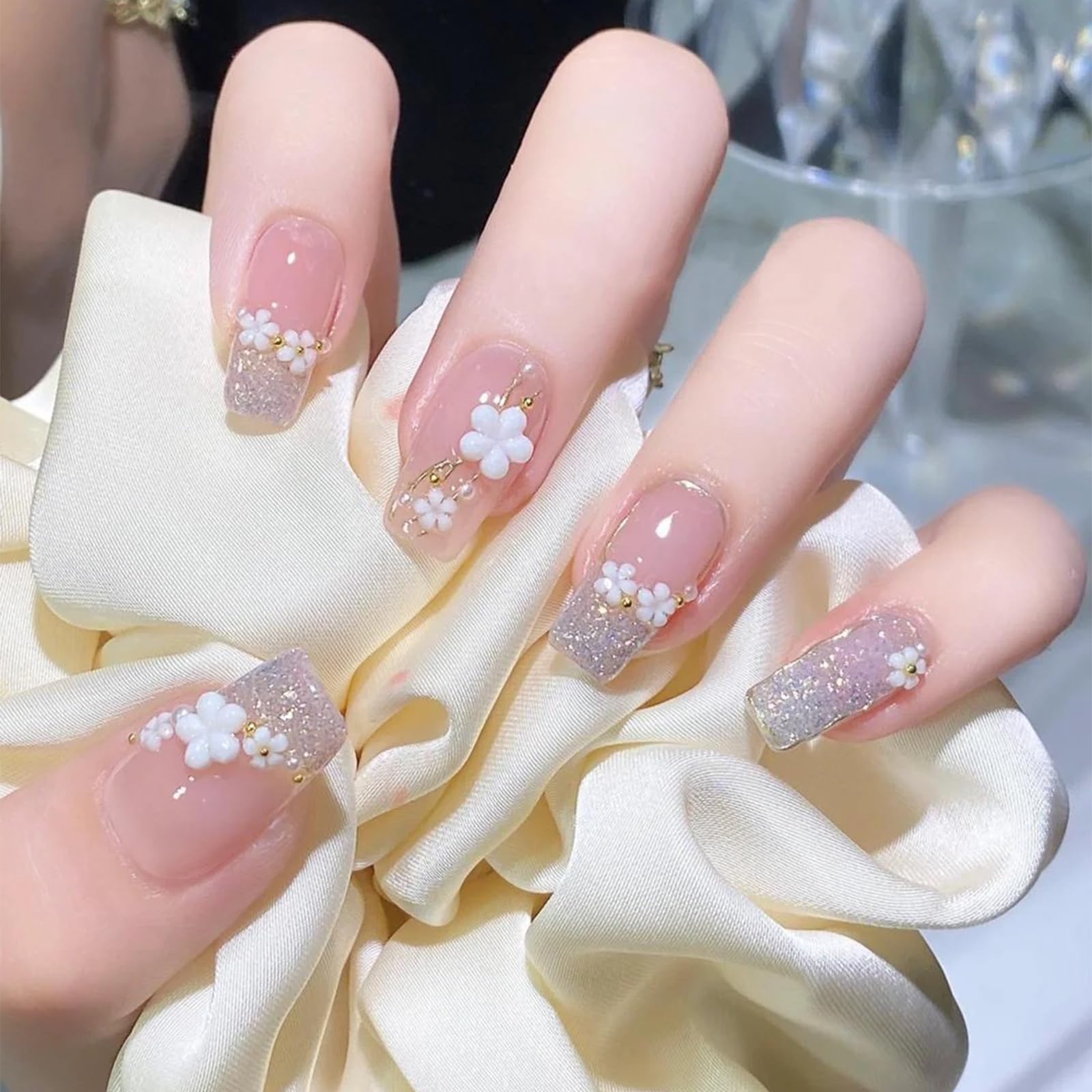 CYUXING dual-size flowers on fingertips showing 3.5mm and 5.5mm for design contrast