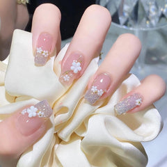 CYUXING dual-size flowers on fingertips showing 3.5mm and 5.5mm for design contrast