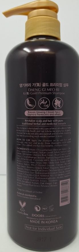 Daeng Gi Meo Ri shampoo foam in hand showing gentle cleansing