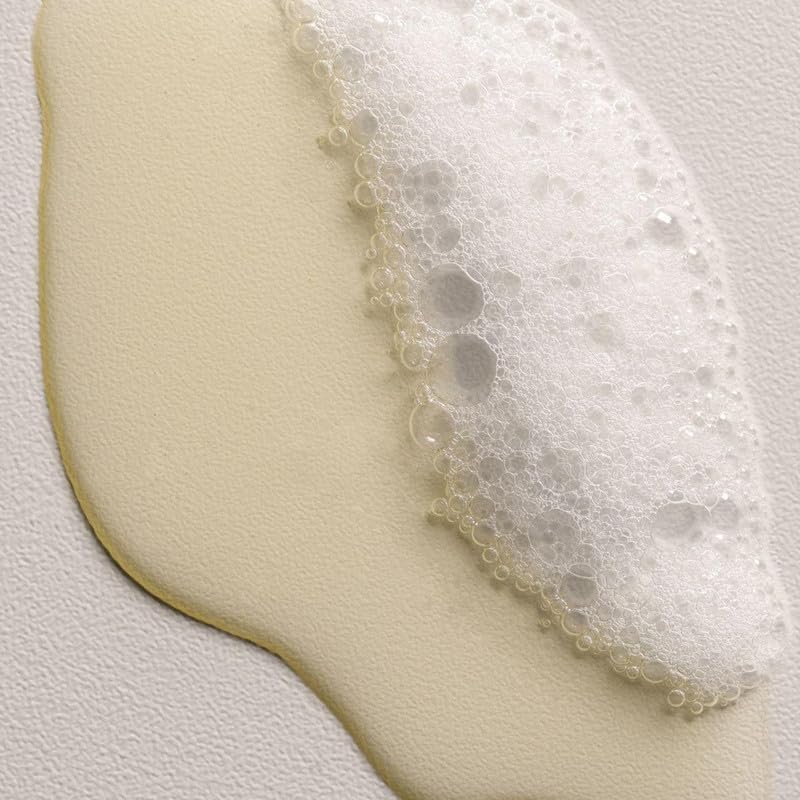 Davines DEDE lather in hand demonstrating soft foam that lifts impurities and preserves body
