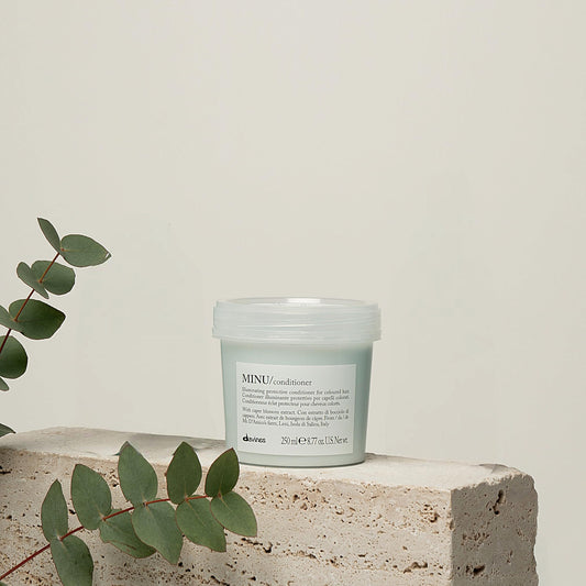 Davines MINU label and dispenser close-up highlighting ingredient transparency