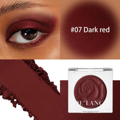 DE'LANCI close-up texture of fine matte powder illustrating blendable silky finish