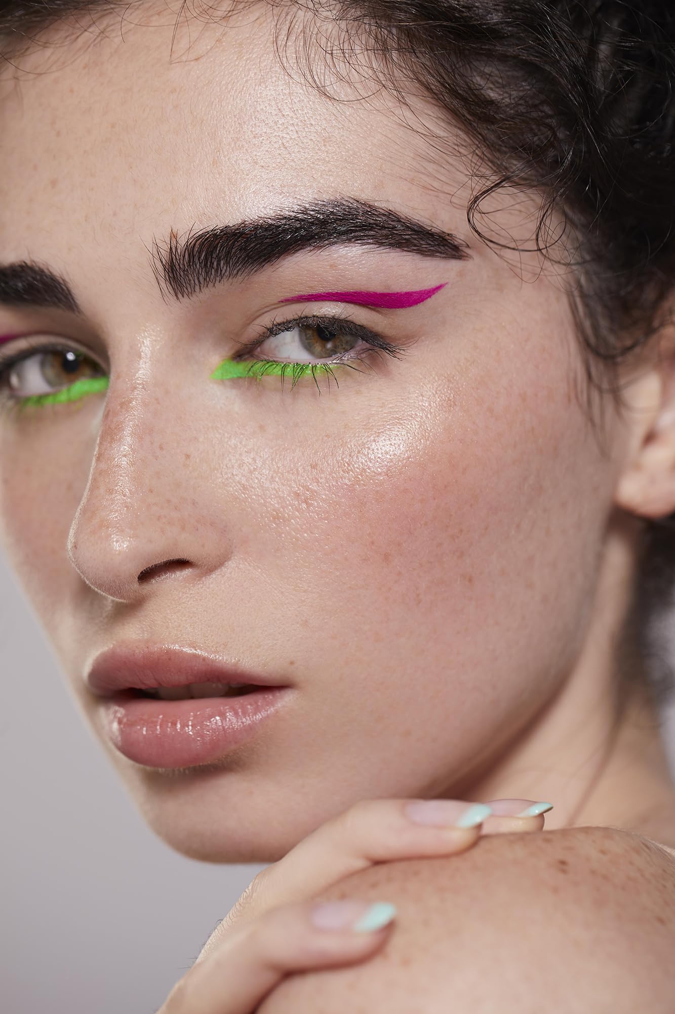 DELISOUL eyeliner glowing under UV light to showcase festival-ready fluorescent effect