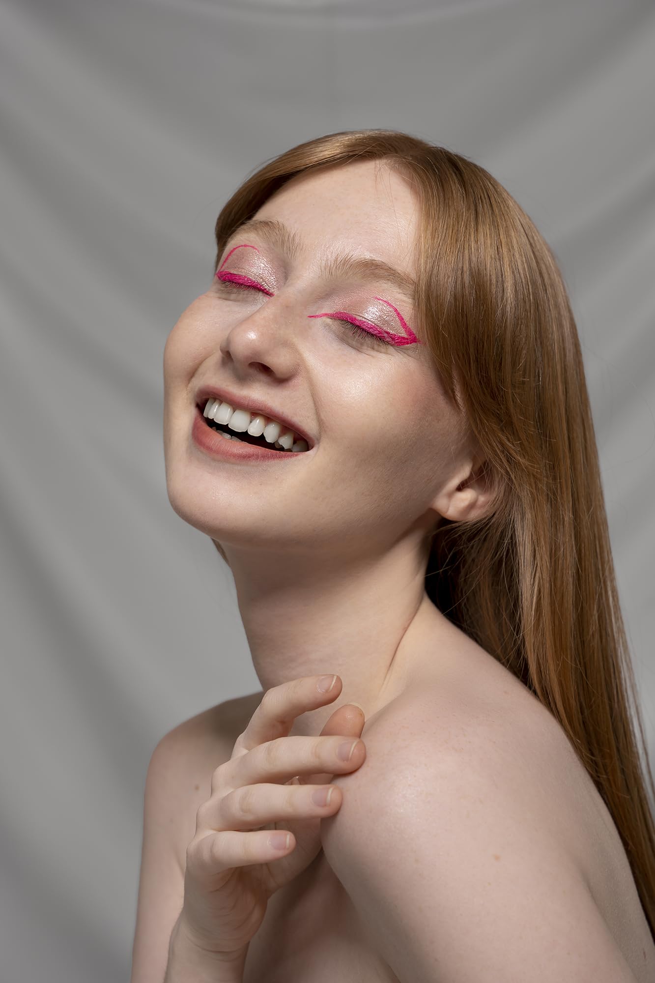 DELISOUL eyeliner glowing under UV light for standout festival looks