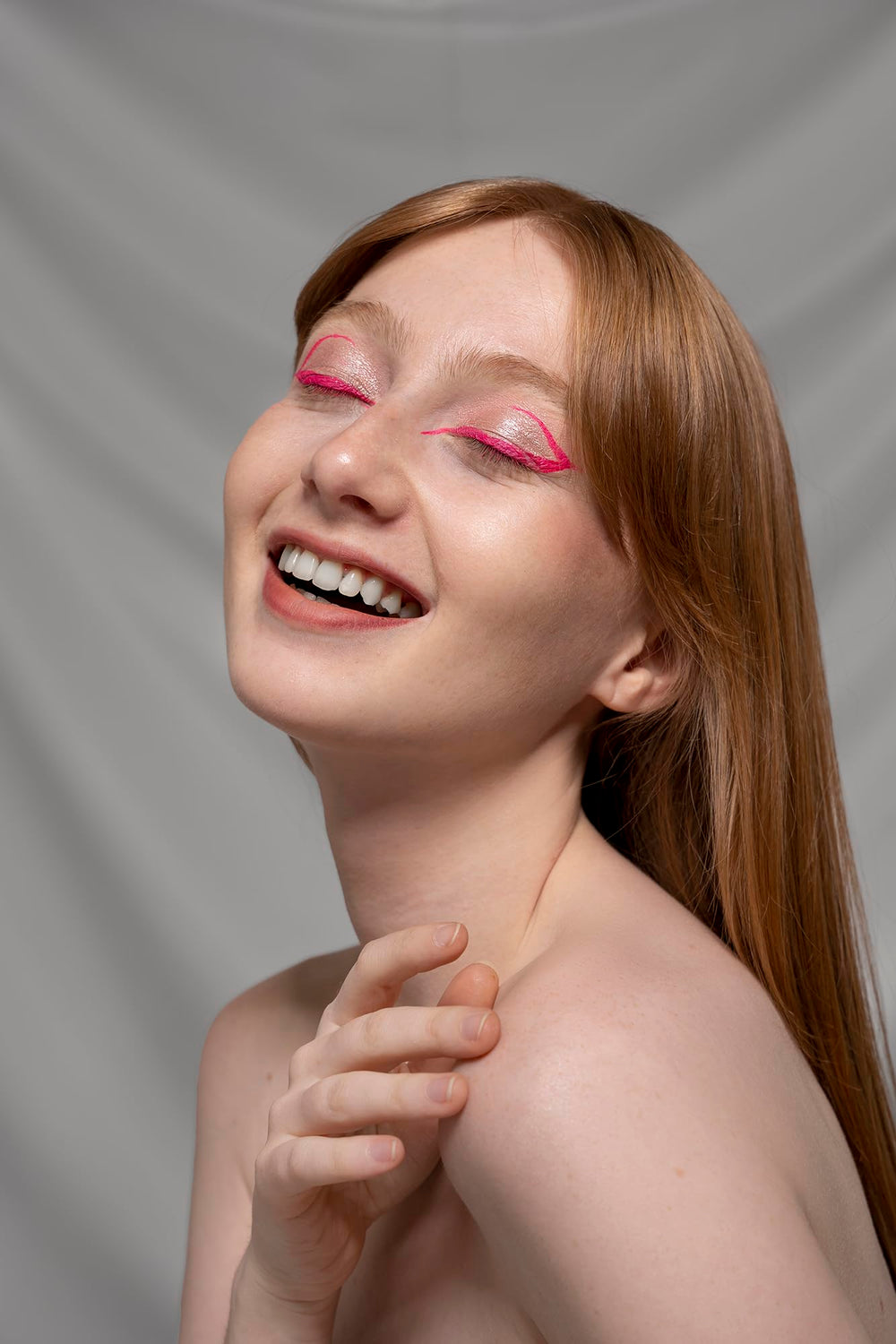 DELISOUL eyeliner glowing under UV light for standout festival looks