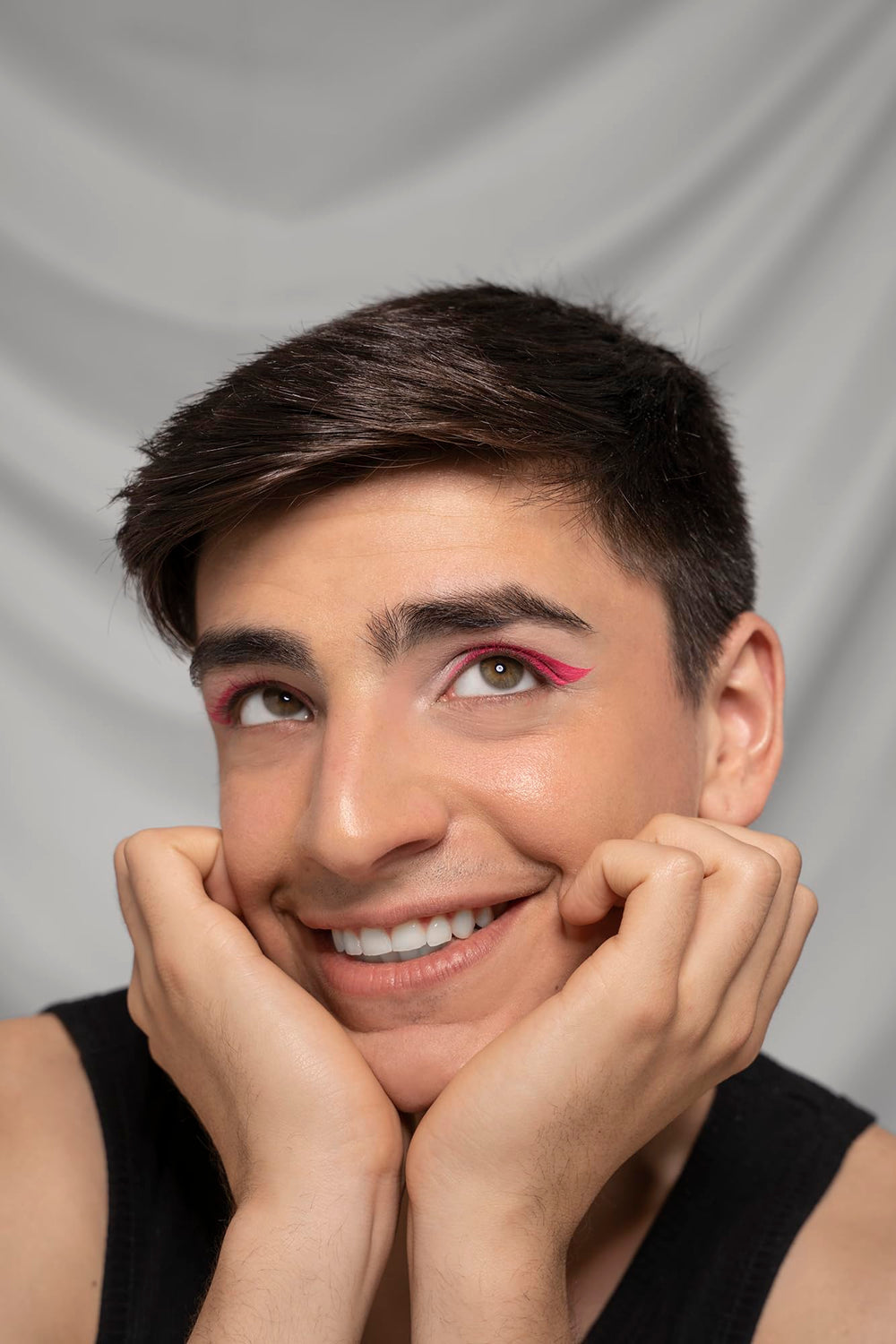 DELISOUL winged eyeliner look demonstrating clean matte finish