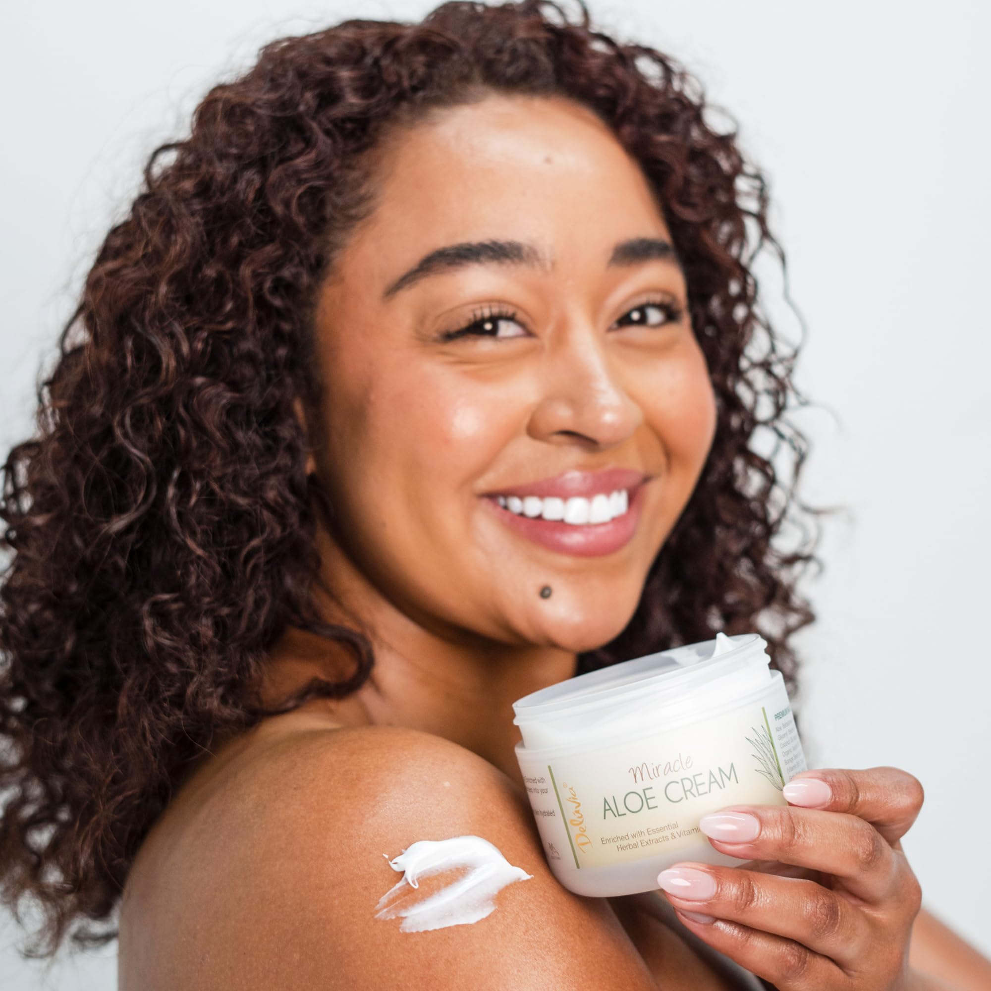 Person applying DELÚVIA cream to hand for immediate hydration