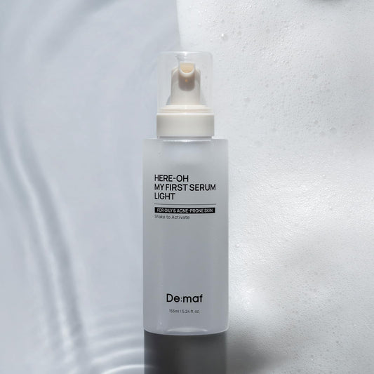 De:maf pump dispensing serum highlighting controlled application benefit