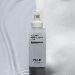 De:maf pump dispensing serum highlighting controlled application benefit