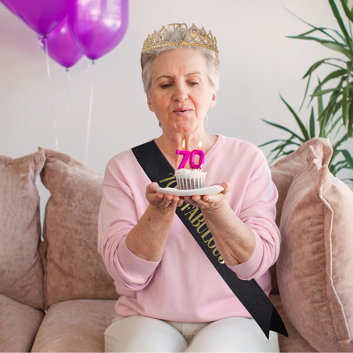 Dimetey set in use party photo shows celebrant wearing sash and tiara, enhancing photos