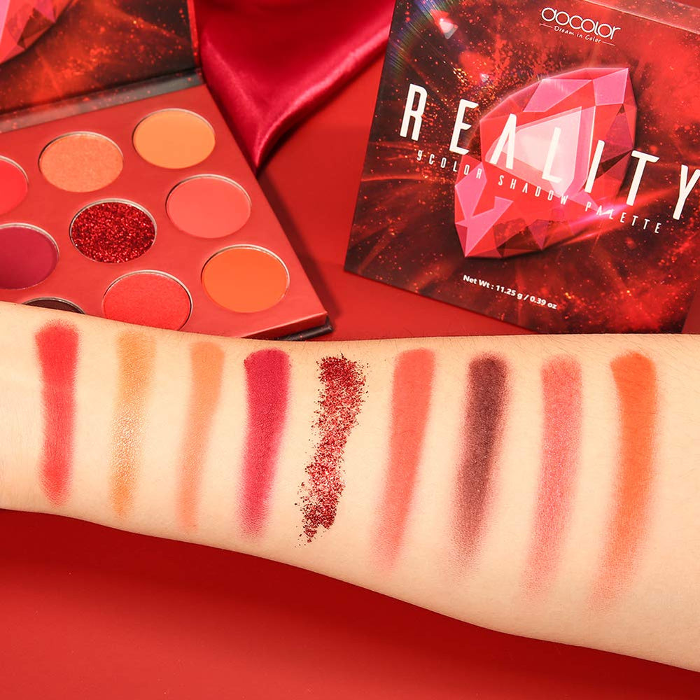 docolor close-up of matte shadows showing smooth texture and easy blending benefit