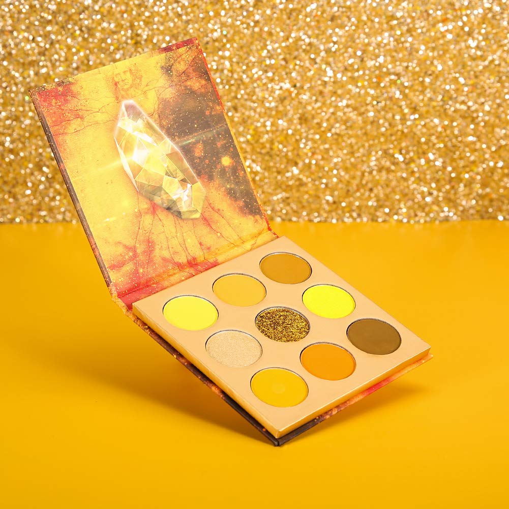 docolor palette scale next to hand showing compact dimensions and easy carry