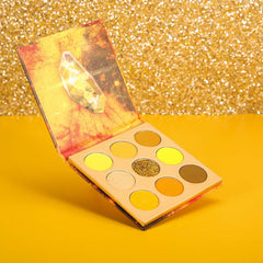 docolor palette scale next to hand showing compact dimensions and easy carry