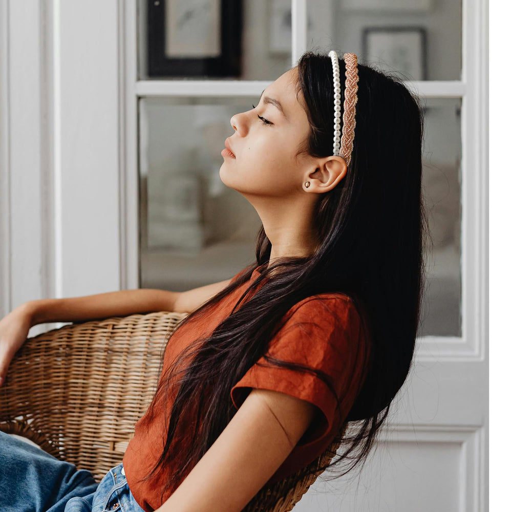 DOXISHRUKY sporty headband in motion demonstrating secure fit during activity