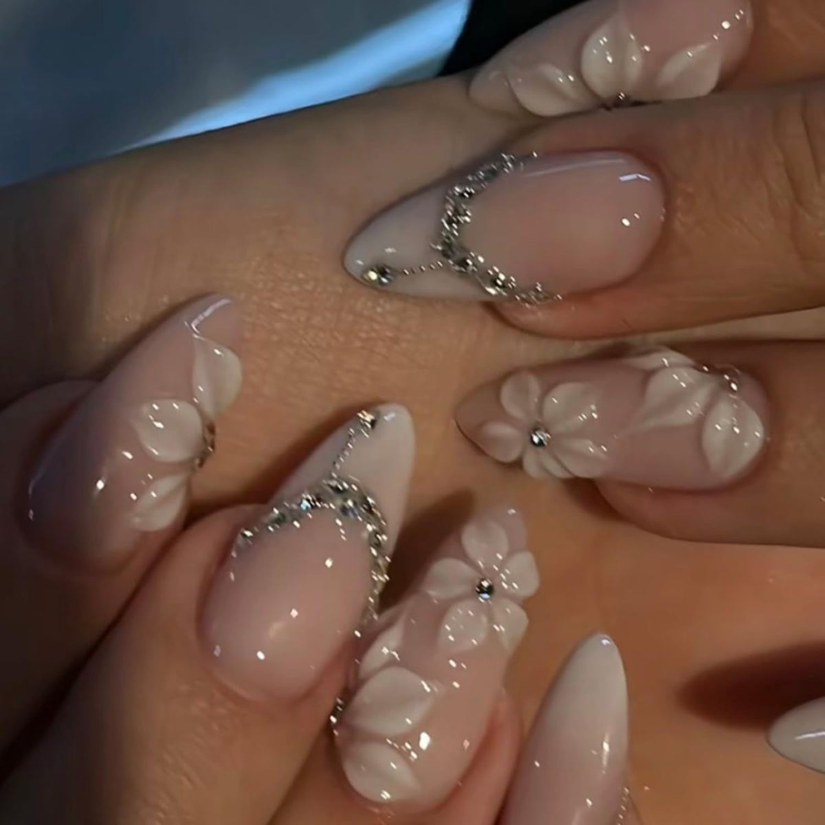 Dozsyt front packaging showing white embossed flower nails and glossy French tips, great for instant manicures