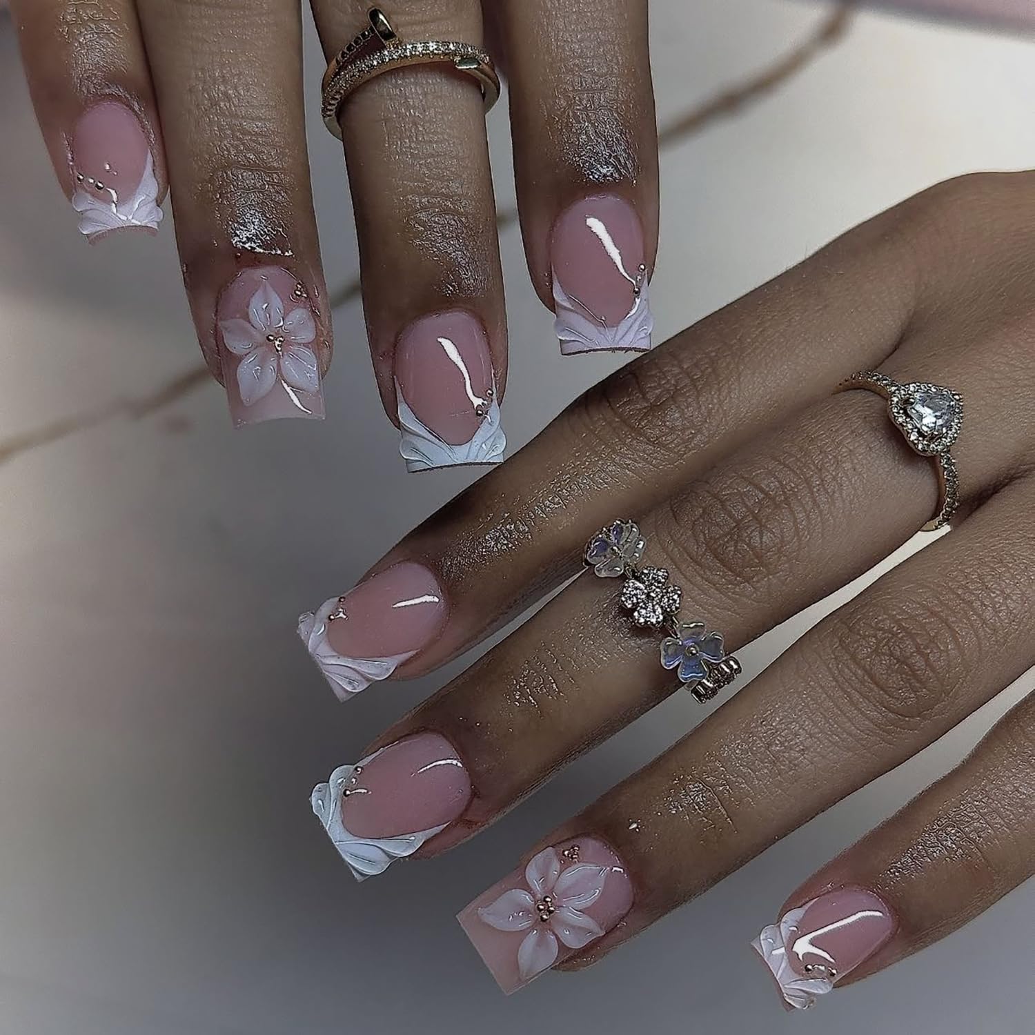 Dozsyt front packaging showing white French press-on nails and glossy finish for easy styling