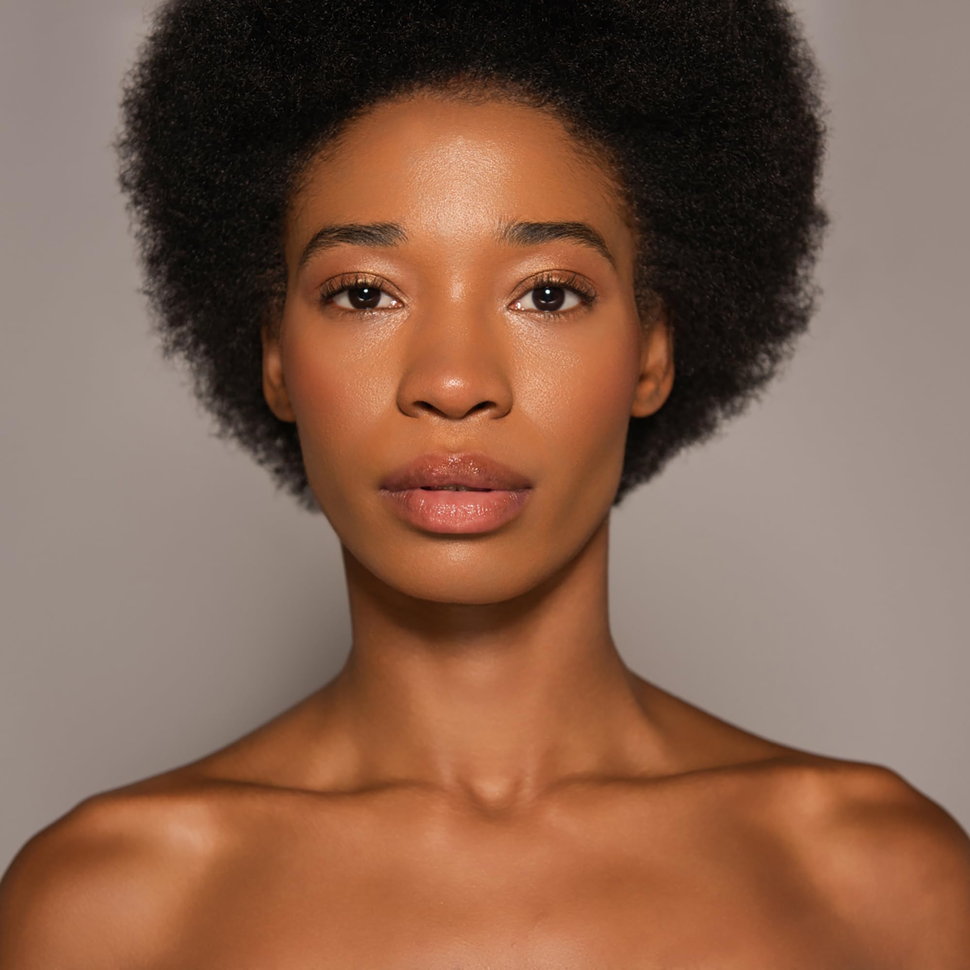 Dr. PAWPAW ORIGINAL BALM smoothing hair ends showing reduced flyaways and control