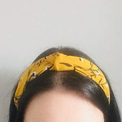 DRESHOW woman wearing headband outdoors keeping hair tidy and stylish