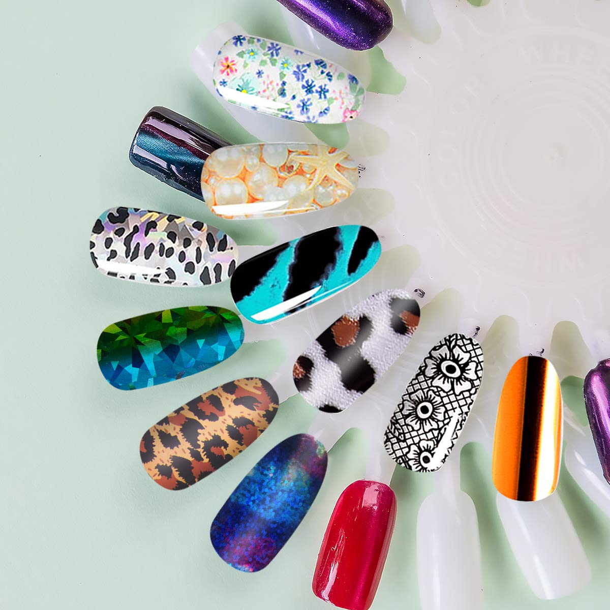 Duufin hands pressing foil onto nail to illustrate easy, fast application benefit