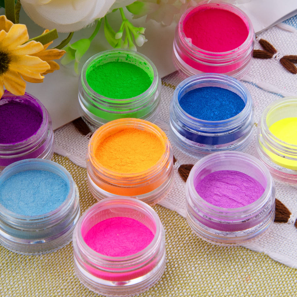 Duufin luminous powder glowing in low light to show charged glow effect on nails