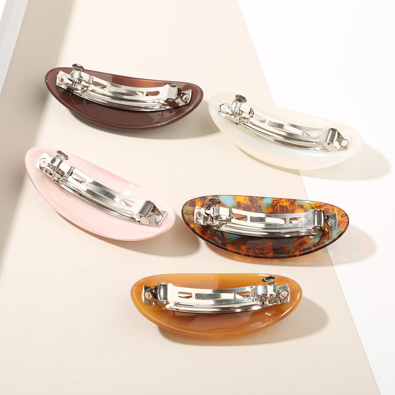 Eliongpu lifestyle photo of woman wearing clips illustrating polished vintage-inspired look benefit