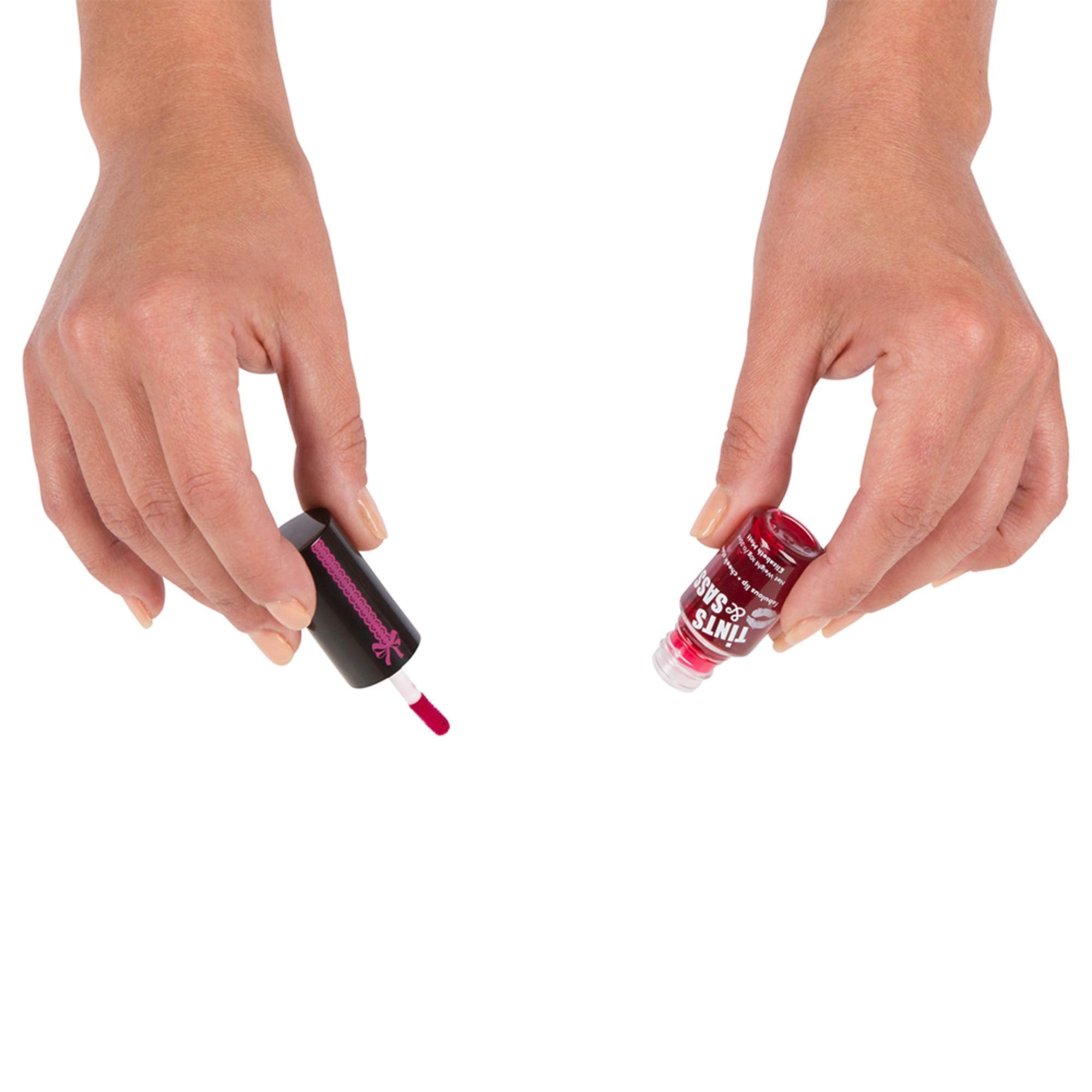 Elizabeth Mott lip swatch in rosy pink showing long-lasting, smudge-proof color