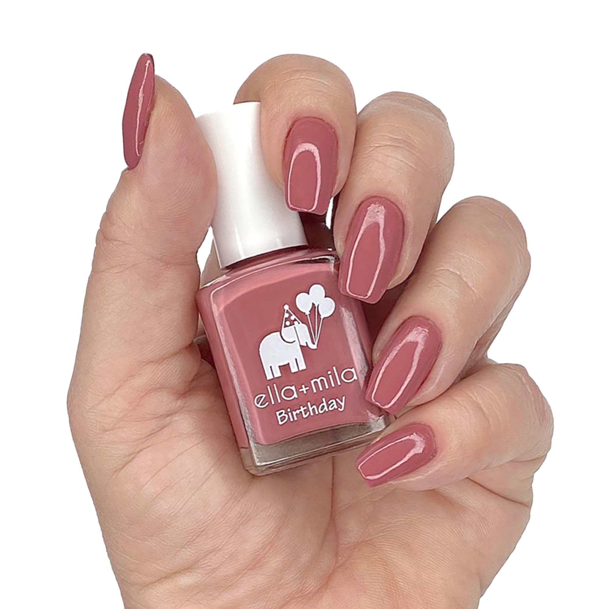 ella+mila top coat on fingernails showing durable chip resistance