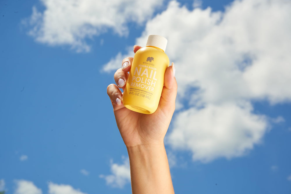 ella+mila remover texture droplets illustrating hydrating, non-drying benefit