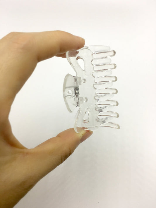 Emivery close-up of 14-claw teeth showing secure grip and detail
