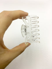 Emivery close-up of 14-claw teeth showing secure grip and detail
