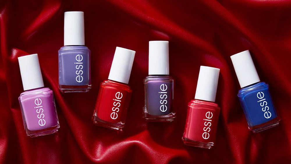 size comparison of essie License To Thrill next to coin illustrating 0.46 fl oz scale