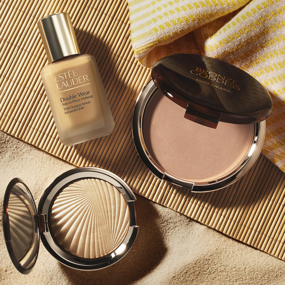 Estée Lauder product label and shade information on compact for easy identification