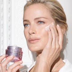 Estée Lauder close-up of cream texture illustrating rich hydration and smooth finish
