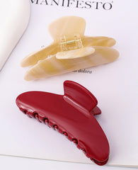 Eyegla clip held in hand to show 4-inch scale, easy and comfortable grip