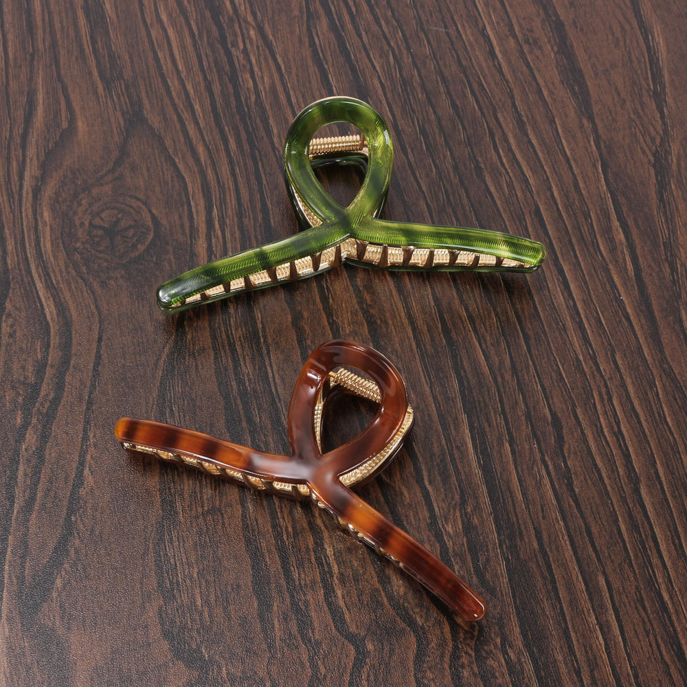 FAELBATY hand holding clip to show 4.5 inch scale and comfortable size